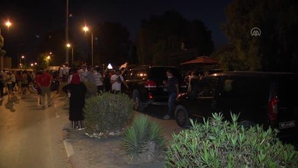 Darbeye karşı çıkanlarla darbeye destek verenler Meclis binası önünde toplandı