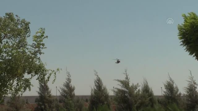 Milli Savunma Bakanı Akar, beraberindeki komutanlarla sınır hattında