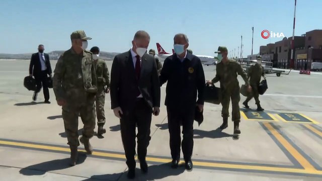 Bakan Akar, beraberindeki komutanlarla sınıf hattında inceleme ve denetim yapıyor