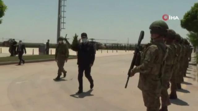 Son dakika haberi... Bakan Akar, beraberindeki komutanlarla sınır hattında inceleme ve denetim yapıyor