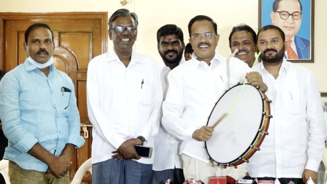 Former minister Motkupalli Narasimha has resigned for the BJP | Oneindia Telugu