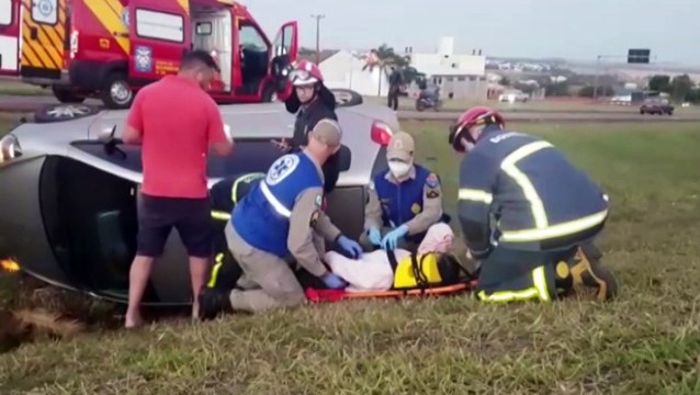 Jovem fica ferida após capotar o carro na rodovia PRc-467