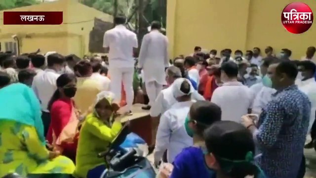 स्वास्थ्य भवन पर स्वास्थ्यकर्मियों ने अपनी मांगों को लेकर दिया धरना