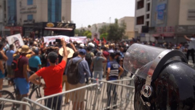 Tunisie : le président suspend le Parlement, les Tunisiens exultent