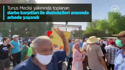 下载视频: Tunus Meclisi yakınında toplanan darbe karşıtları ile destekçileri arasında arbede yaşandı