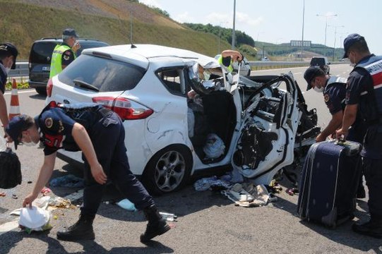 OTOMOBİL KAMYONA ÇARPTI 1'İ AĞIR, 5 YARALI