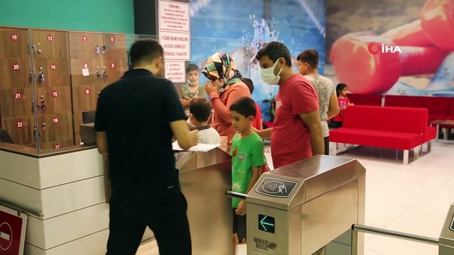 Şanlıurfalı çocuklar hem serinliyor hem de yüzme öğreniyor