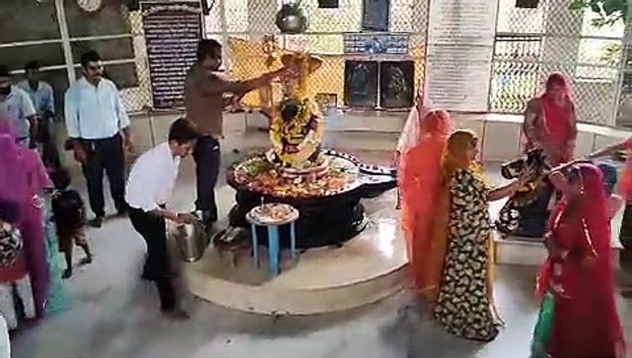 विशाल शिवलिंग पर दुग्धाभिषेक के साथ शिव का हुआ रुद्राभिषेक