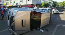 Após colisão, caminhonete tomba no centro de Umuarama