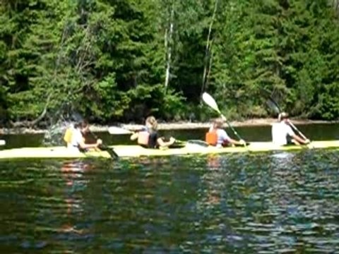 Julia och martina skvätter vatten