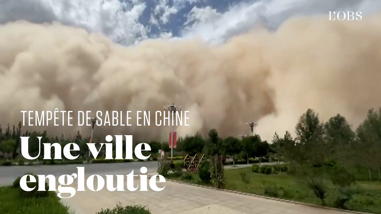 Une impressionnante tempête de sable recouvre la ville de Dunhuang en Chine