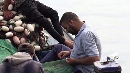 اسرائيل تقلص منطقة الصيد في غزة الى النصف بعد إطلاق بالونات حارقة