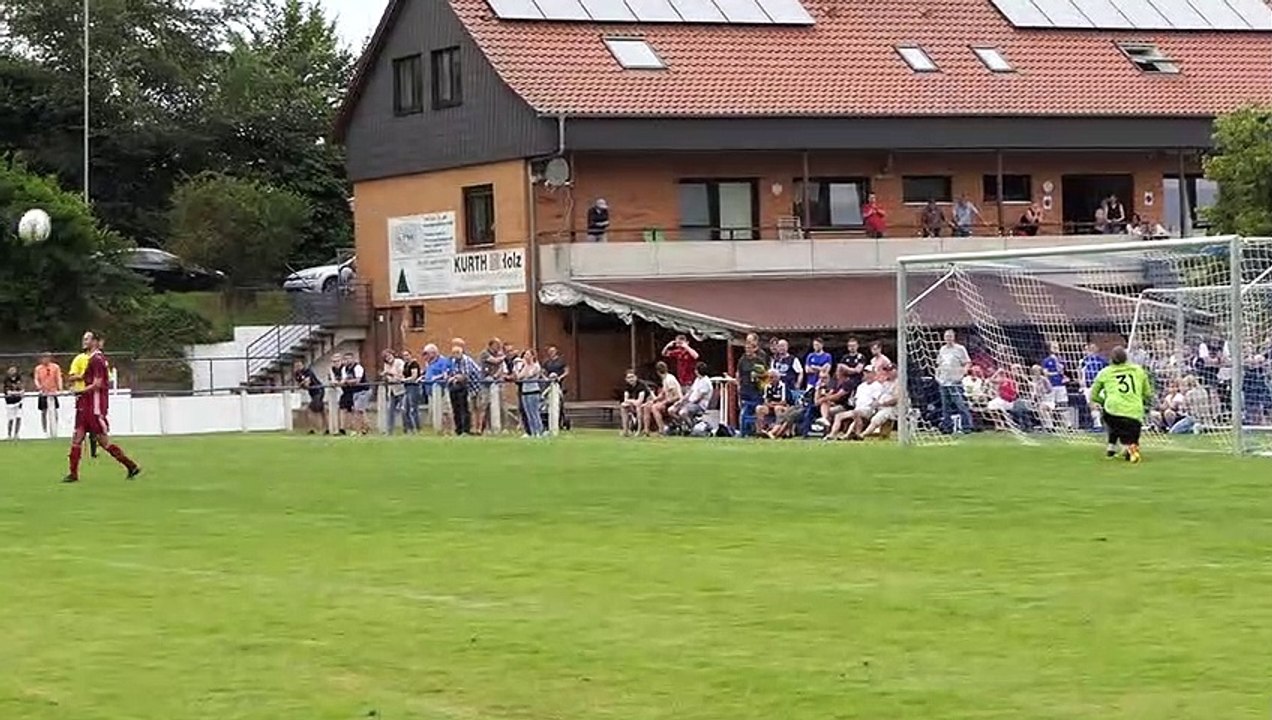 7. Elfmeter: Andreas Bartusch lenkt mit seinem Blick den Ball des Wolfhageners an die Latte