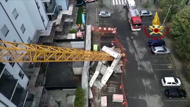 Maltempo a Milano: gru crolla sul palazzo adiacente. Evacuate una ventina di famiglie. Difficili le operazione di rimozione - VIDEO