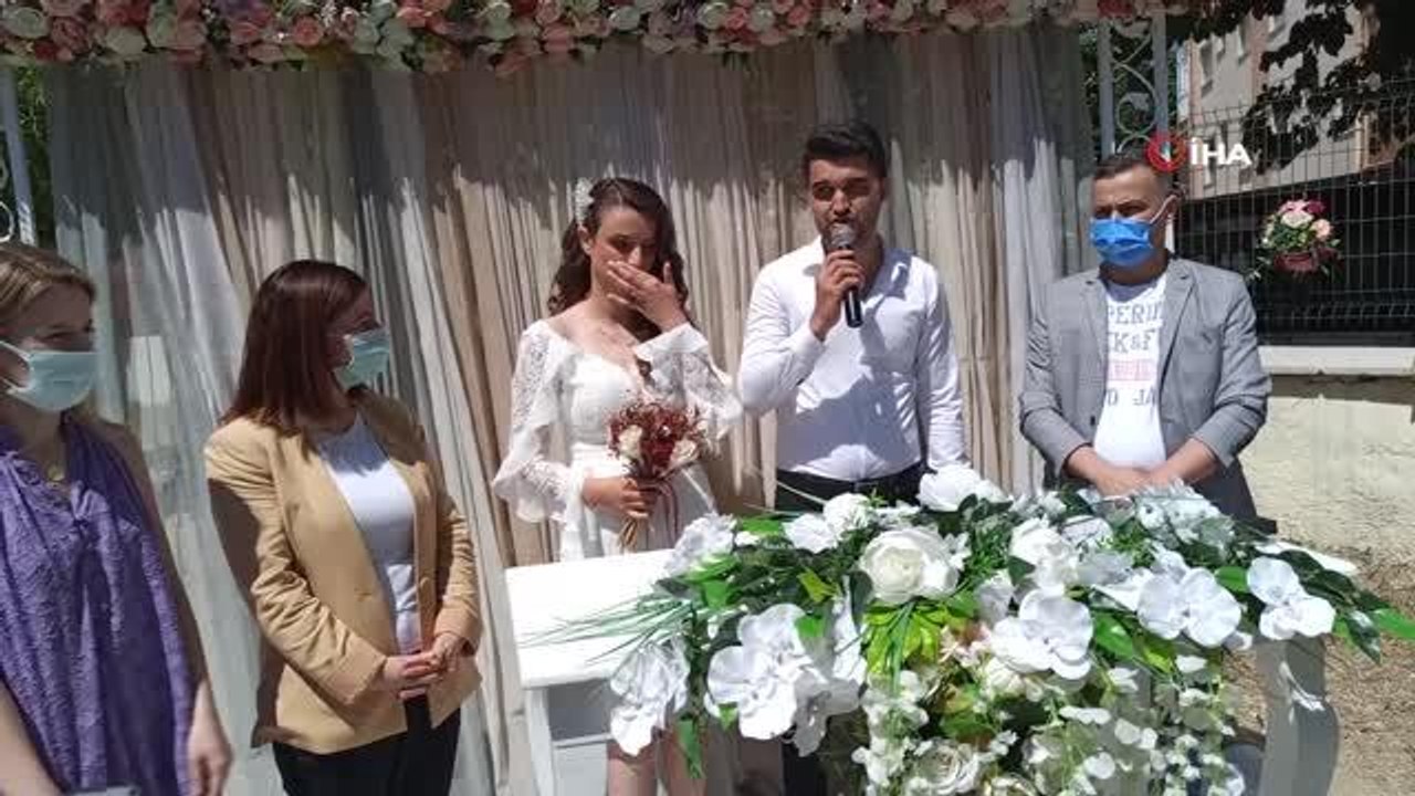 Karantinadaki başkan evinin balkonundan nikah kıydı
