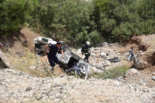 15 METRE YÜKSEKLİKTEN UÇAN OTOMOBİLDEKİ DOKTOR ÇİFT YARALANDI