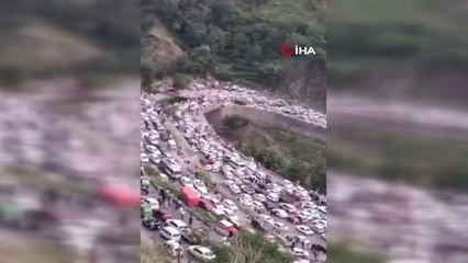 Pakistan'da bayram tatili nedeniyle binlerce araç kilometrelerce kuyruk oluşturdu