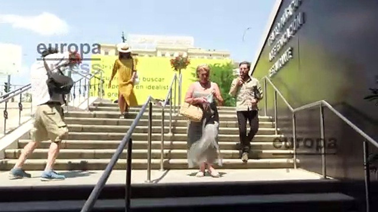 Antonio David Flores y Olga Moreno entran al restaurante en el que han quedado con Rocío Flores