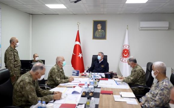 Milli Savunma Bakanı Akar ve Komutanlar sınır hattında