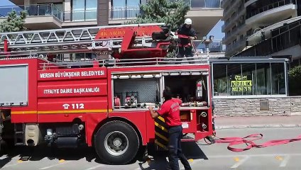 MERSİN - Yangın çıkan binada fenalaşan yaşlı kadını itfaiye kurtardı