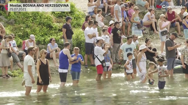 شاهد: مسابقة للغطس التقليدي من الجسر القديم في مدينة موستار البوسنية