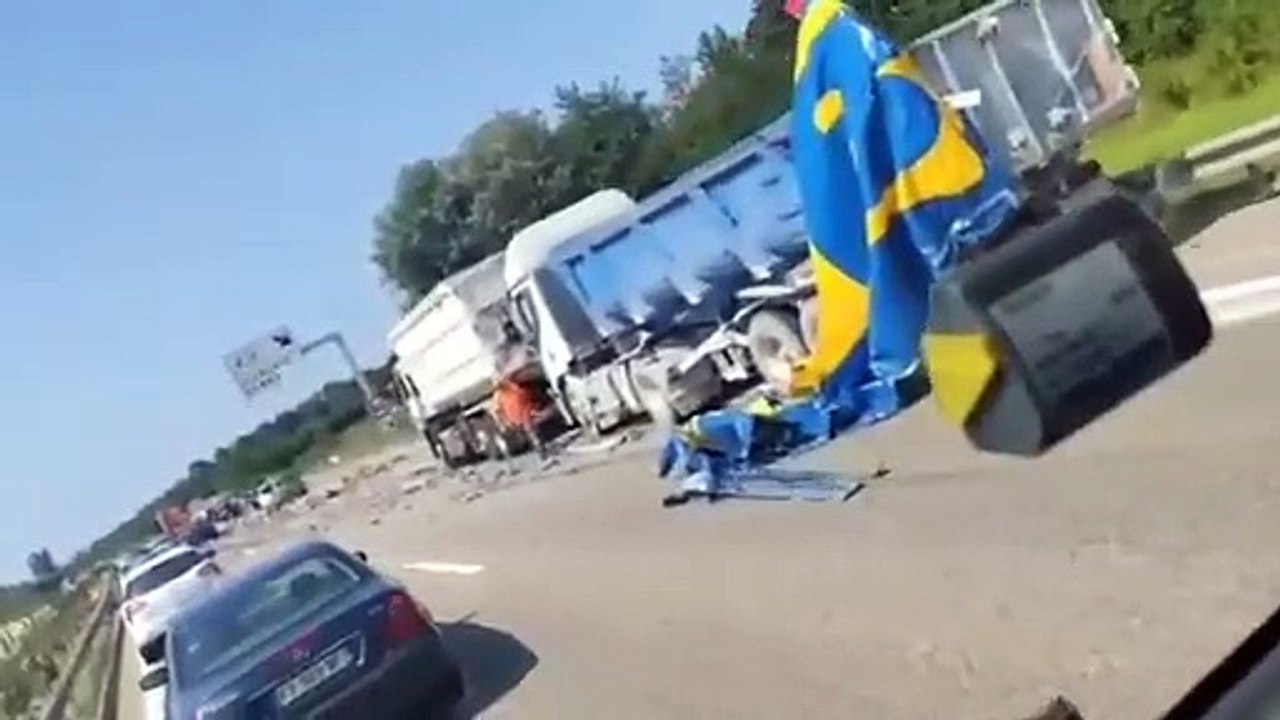 Des automobilistes pillent des marchandises au sol après un accident de camion sur l'a35