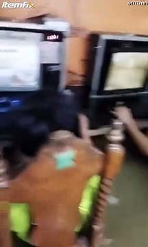 Rien n'arrête ces geeks dans un internet café... pas même une inondation