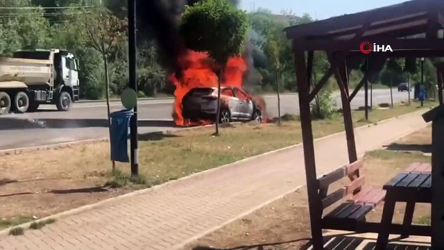 Seyir halindeki otomobil alev alev yandı
