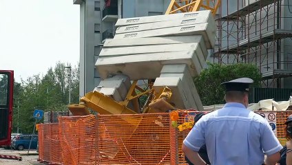 La gru crolla sul palazzo: paura a Rozzano