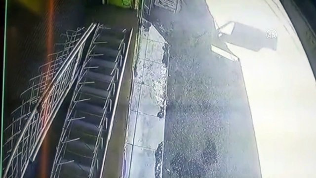 ADANA - Büfesinden hırsızlık yapan şüpheliyi yakalayıp polise teslim etti