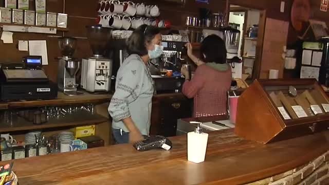 Hosteleros gallegos no exigen el pasaporte covid al considerar que se trata de un cierre encubierto