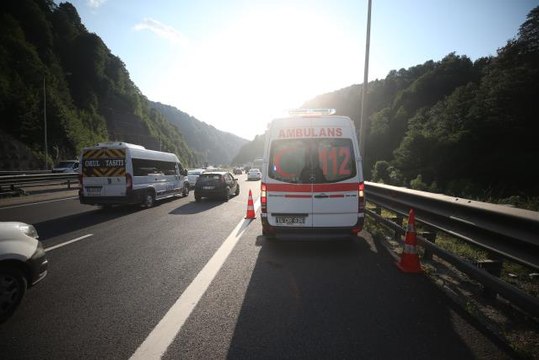 Anadolu Otoyolu Düzce kesiminde iki araç çapıştı: 3 yaralı