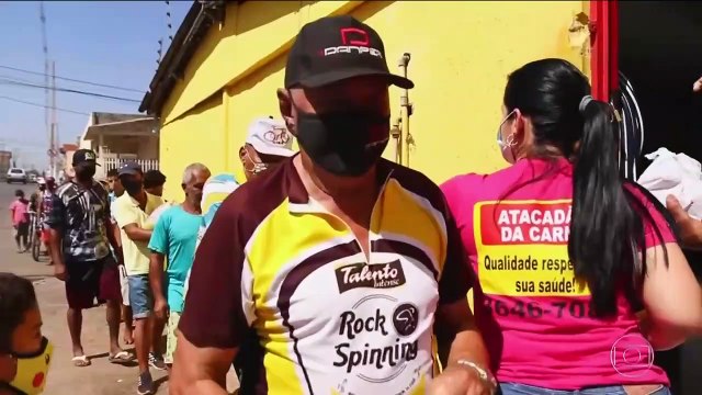 Pessoas fazem fila pra matar fome com ossos de carne