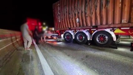 충북 옥천 경부고속도로에서 트레일러가 중앙분리대 추돌 / YTN