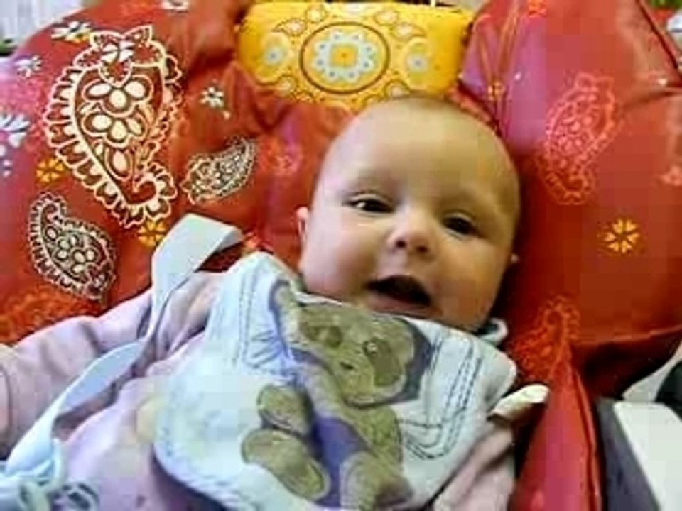 timéo dans sa chaise haute.