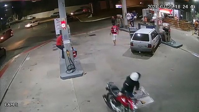 Motorista causa acidente em posto, atropela frentista e é detido em cemitério