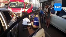 Mulher de 62 anos fica ferida ao colidir bicicleta contra carro na Rua Cuiabá, no Alto Alegre