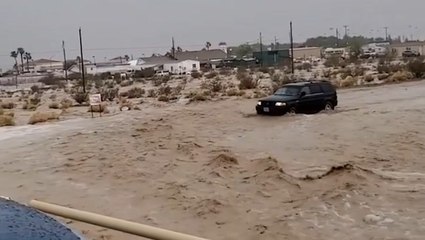 Descargar video: Intense flooding turns roads into rivers in southern Nevada