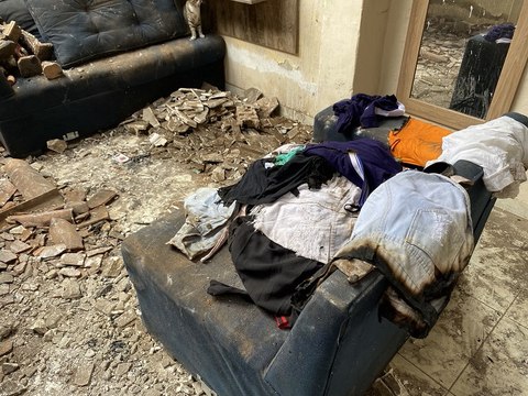 Imagens exclusivas mostram cenário devastado dentro de casa incendiada por jovem em Cajazeiras