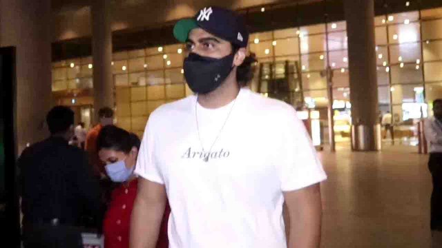 Arjun Kapoor spotted at airport without Malaika Arora; Watch video | FilmiBeat