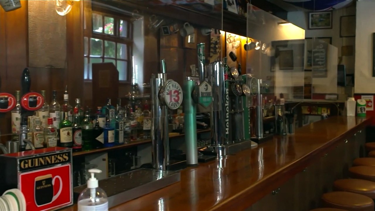 Los 'pubs' irlandeses abren a los clientes vacu...