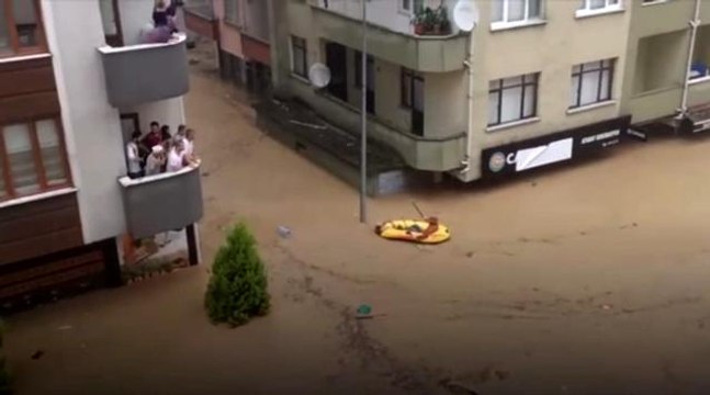 Arhavi'de selin ilk anlarında göle dönmüş caddede bir şahsın yaşadığı yaşam mücadelesi selin boyutunu bir kere daha gözler önüne serdi