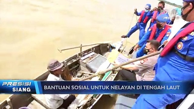 Polres Karimun Memberikan Bantuan Sosial Covid-19 Untuk Nelayan di Tengah Laut