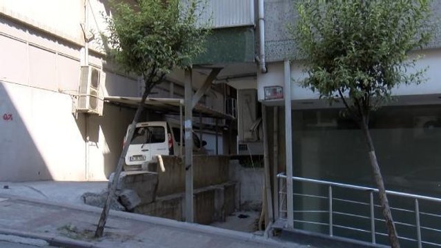 GÜNGÖREN'DE ÇATLAKLAR OLUŞAN BALKONA DEMİR DİREKLE DESTEK