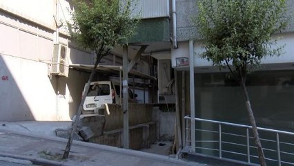 GÜNGÖREN'DE ÇATLAKLAR OLUŞAN BALKONA DEMİR DİREKLE DESTEK