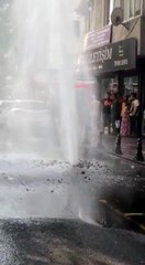 Pendik'te İSKİ borusu patladı, fışkıran su apartman boyuna ulaştı