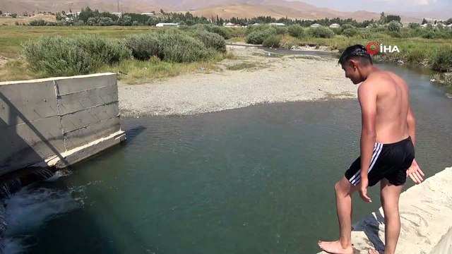 Aşırı sıcaklardan bunalan gençler derede serinliyor