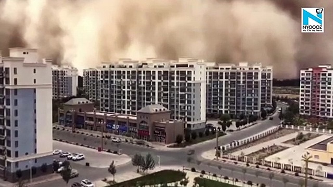 The Great Wall of Sand: Sandstorm engulfs ancient city of Dunhuang in China