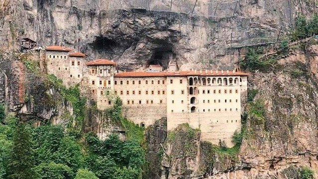 Sümela Manastırı'nı 3 haftada yaklaşık 30 bin kişi ziyaret etti