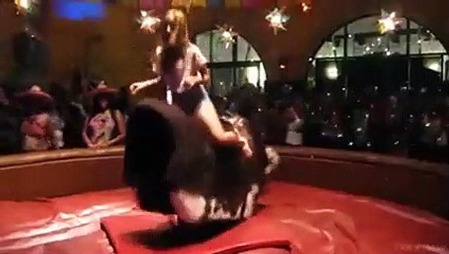 Cette fille se balance parfaitement sur ce rodéo mécanique